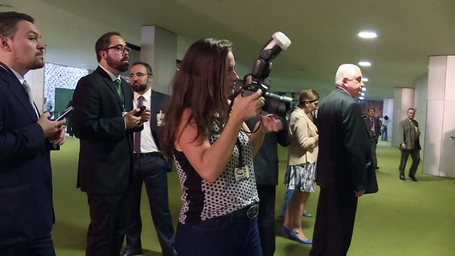 ‘PT trata parceiros como laranja, chupa e joga fora’