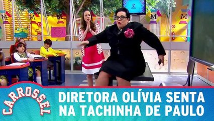 Diretora Olívia senta na tachinha de Paulo