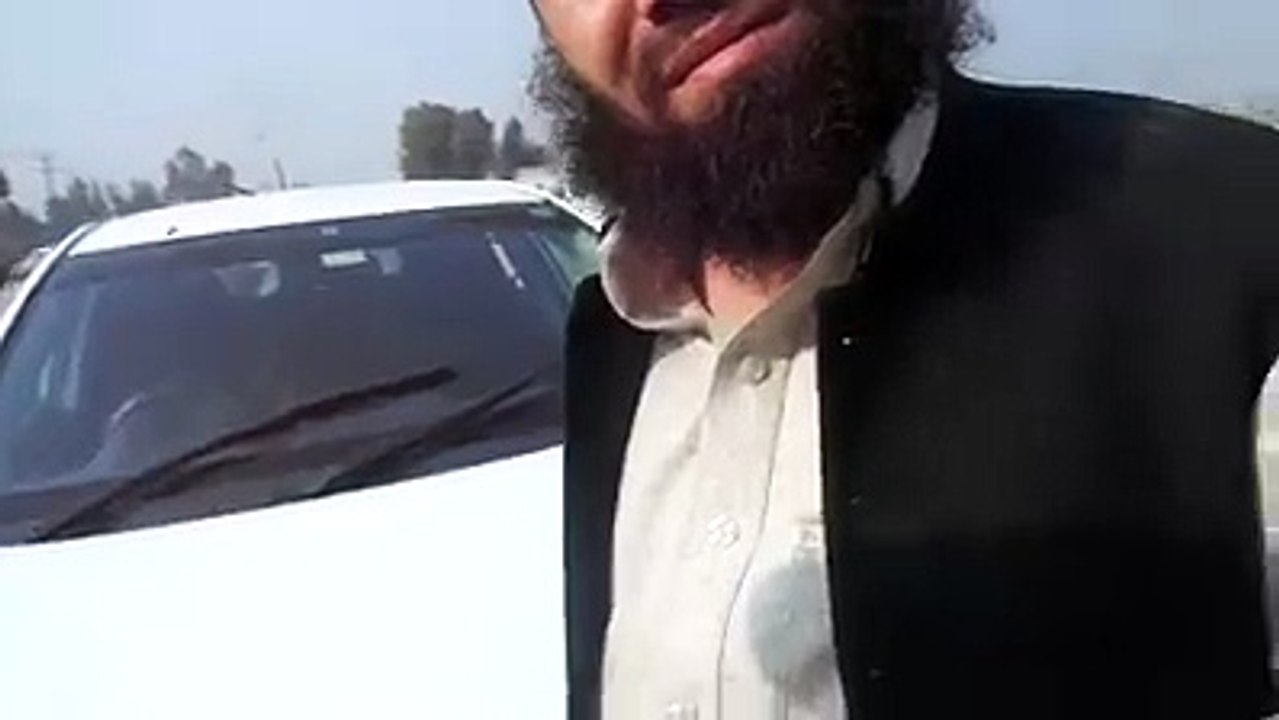 کے پی کے پولیس کو رشوت دینے پھر ٹریفک وارڈن غصے میں آگے ..بدل گیا ہیں کے پی کے