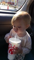 A 2 ans, elle se moque déjà de la chanteuse Adèle !