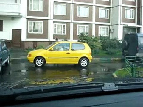 Девушка паркуется