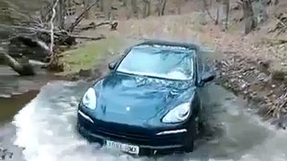 Porsche Cayenne en riviere