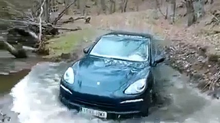 Porsche Cayenne en riviere
