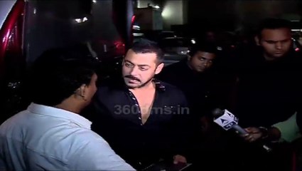 Shah Rukh Khan's 'Dilwale' selfie with Salman Khan at Bigg Boss 9