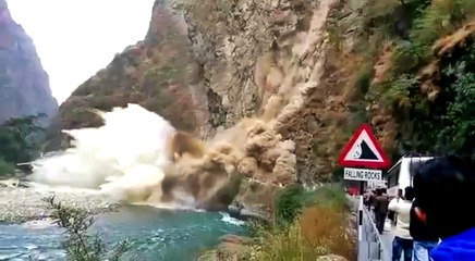 Dağdan Düşen Kaya Parçaları Yolu Kapattı