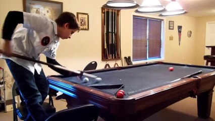 Маленький мастер бильярда!