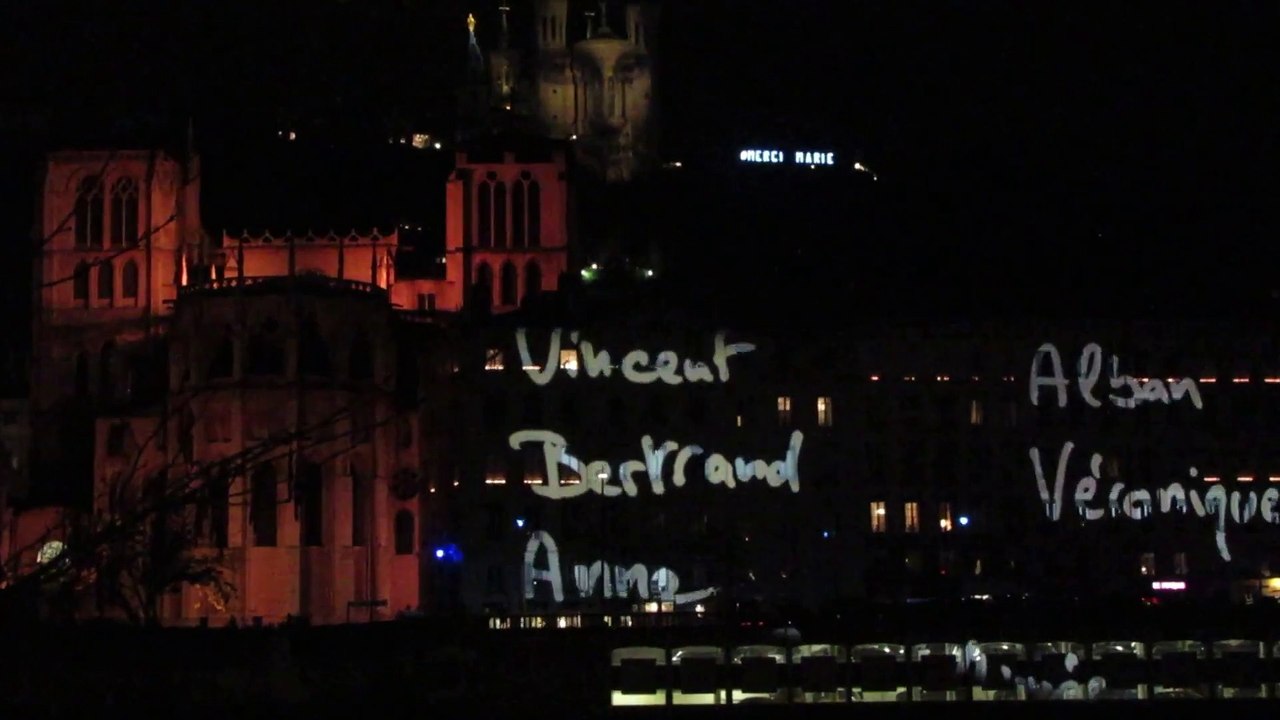 Lyon, l'hommage aux victimes durant la Fête des Lumières