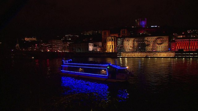 Lyon s'illumine en hommage aux victimes des attentats