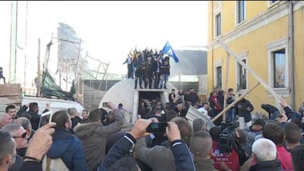 REAGON AMBASADA AMERIKANE PER PROTESTEN, “OPOZITA DUHEJ TE SHMANGTE DHUNEN” LAJM