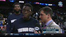 La statue Andre Drummond pendant l'interview de Reggie Jackson