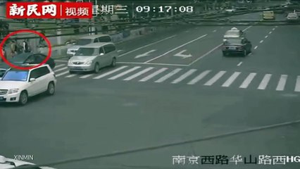 Pickpocket warning video as winter layers make it easier