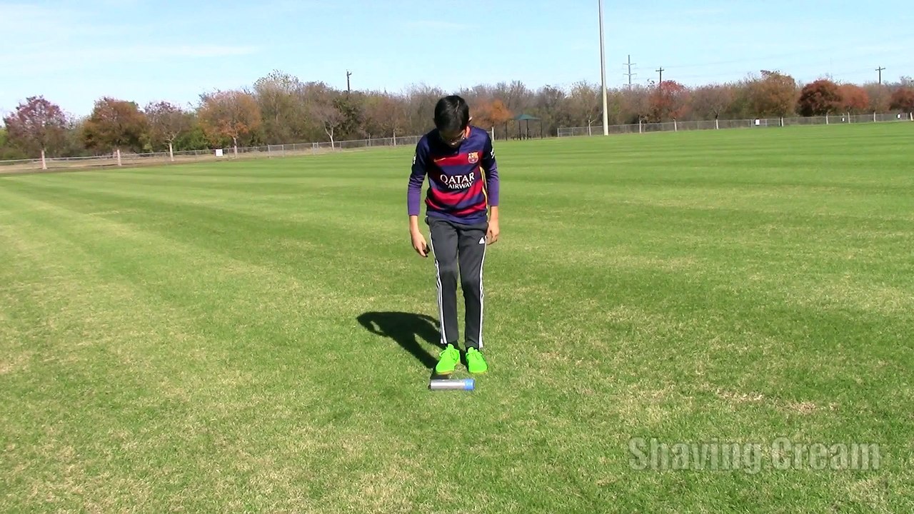 À 11 ans, il jongle avec tout ce qui lui passe sous le pied