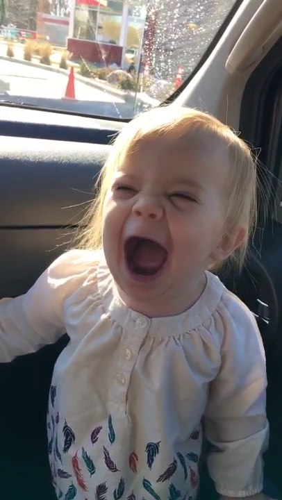 Une petite fille chante Hello d'Adele