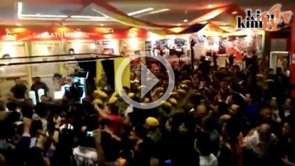 Umno AGM: Chaos as Rela, police, media clash