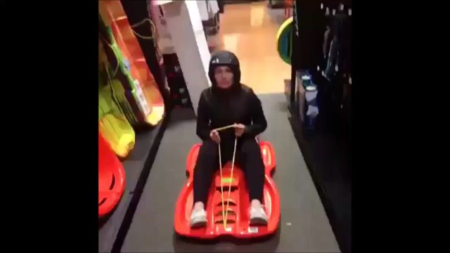 Faire de la luge dans un escalator... Taré