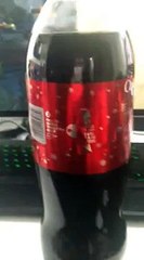 Bouteille de Coca-Cola avec un noeud magique