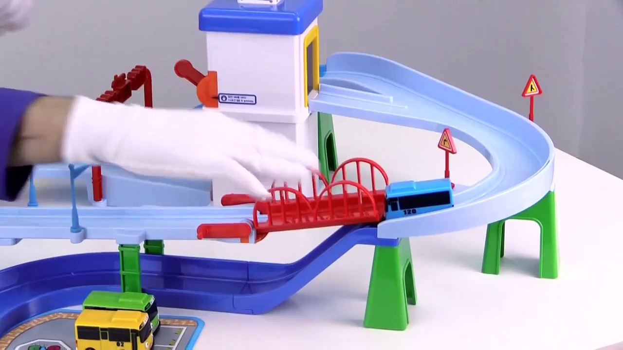 Dima der Clown - Spielzeug Busstation mit 4 bunten Bussen | Lernvideo für Kinder