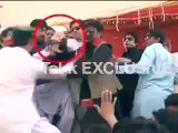 عمران خان اپنی پارٹی (پی ٹی آئی ) کے کارکنوں مار رہا ہے