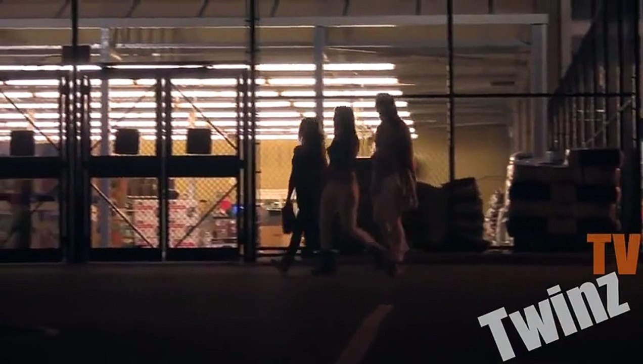 KILLER CLOWN IN THE HOOD (PRANKS GONE WRONG) Pranks in the Hood - Scary Pranks - Funny Pra