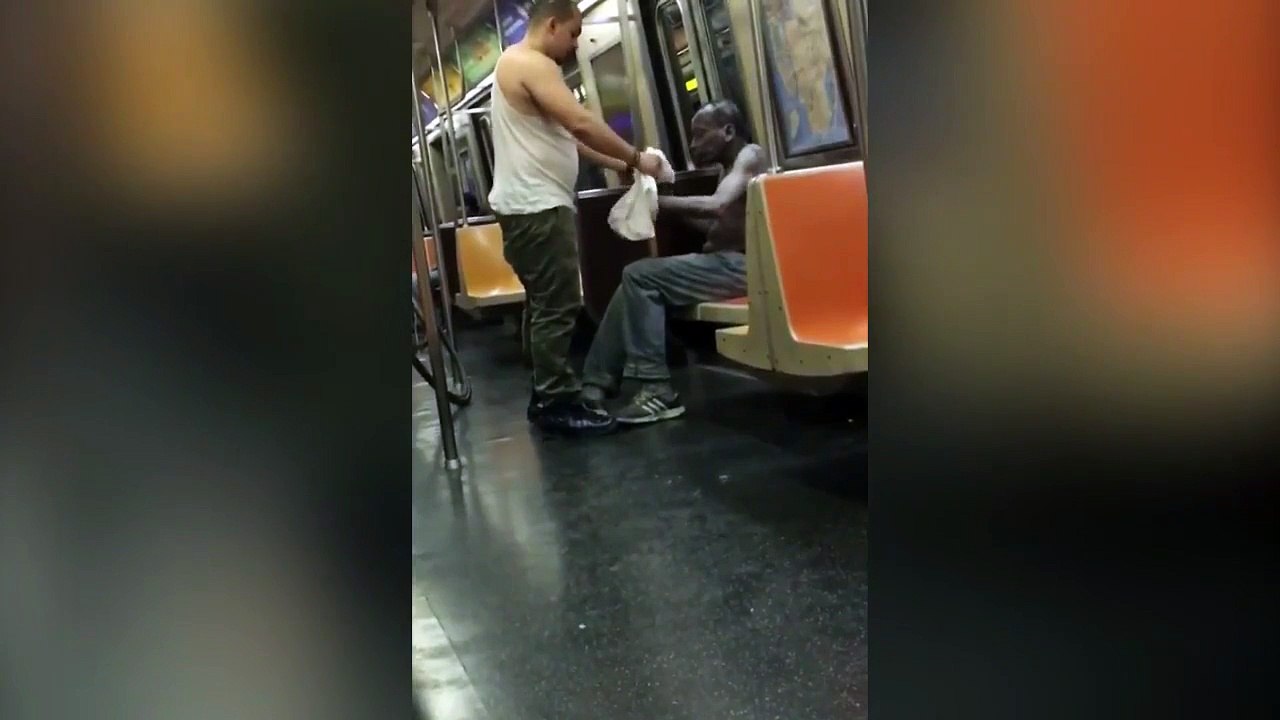 Un voyageur offre ses vêtements à un SDF torse nu dans le métro