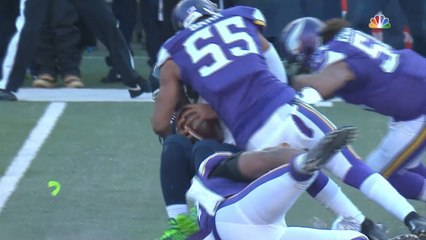 Russell Wilson gets mouth guard knocked out