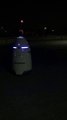 Robot policía Knightscope K5 patrullando de noche