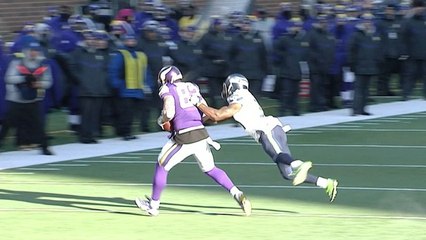 Kyle Rudolph shakes off Kam Chancellor to gain 24 yards