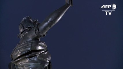 Praça da República iluminada com as cores da França