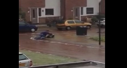 Sortir sa poubelle quand le trottoir est verglacé