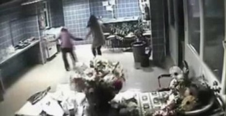 Kırşehir'de 5 Büyüklüğündeki Deprem Anı Güvenlik Kamerasına Böyle Yansıdı