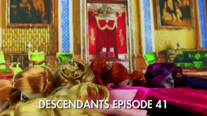 Descendants Mal & Zombie Princesses Attack Rapunzel, Belle, Cinderella, Aurora & Evie. DisneyToysFa