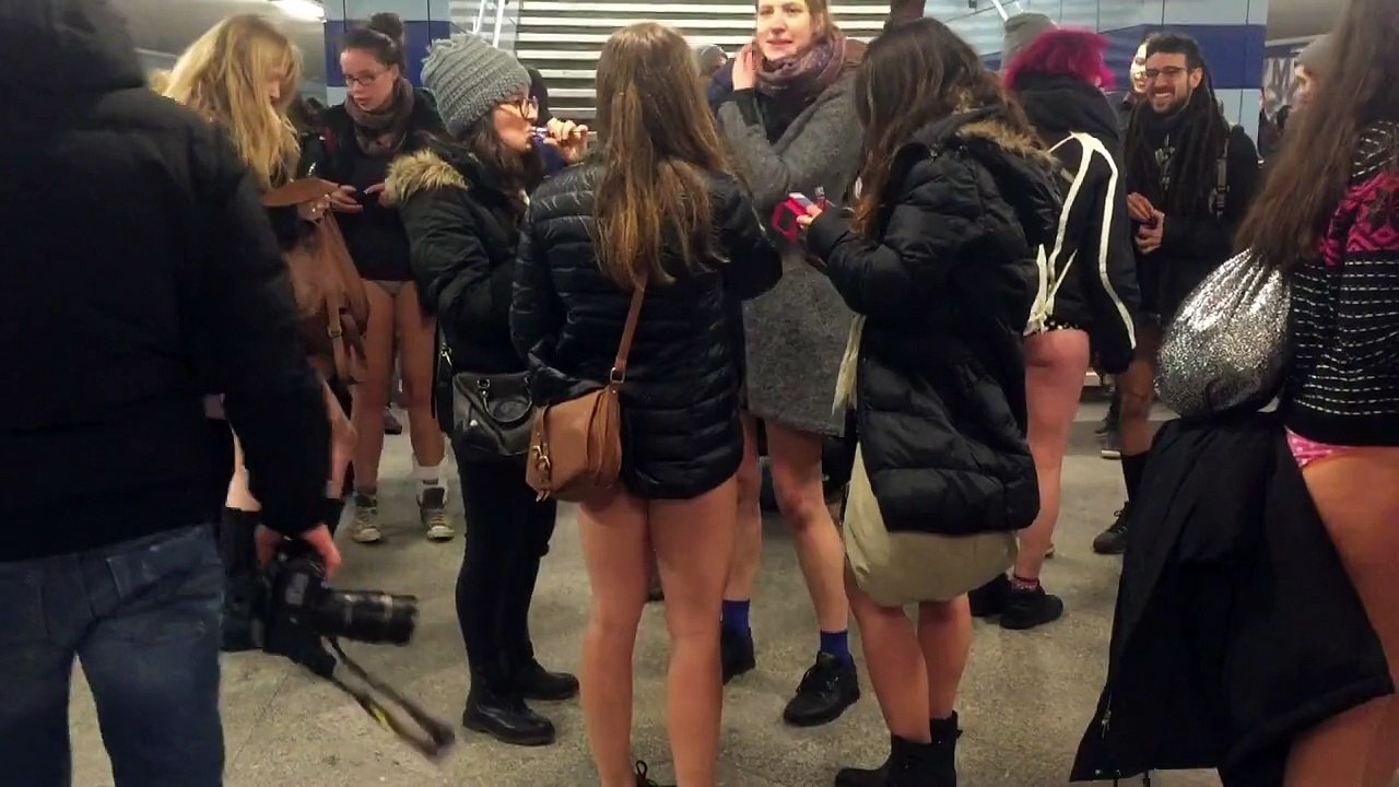 Unten ohne in der U-Bahn: No Pants Subway Ride in Berlin