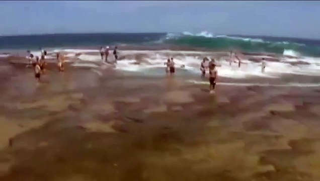 Une énorme vague renverse une centaine de nageurs en Australie