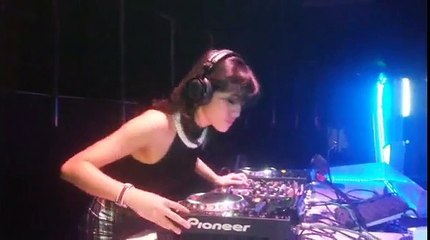 Aksi DJ Una di Center Stage Lampung