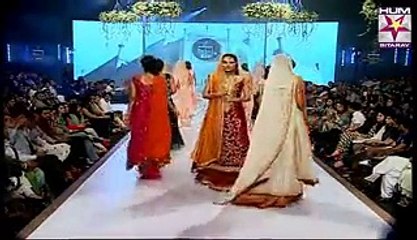 Ayeza Khan Walked on the Ramp For The First Time After Giving Birth to Her Baby