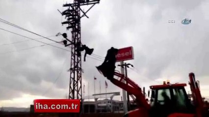 Akıma kapılan elektrik ustası direkte asılı kaldı
