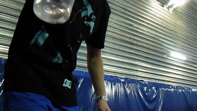 сальто назад трюк на батуте.Вода не разлились!