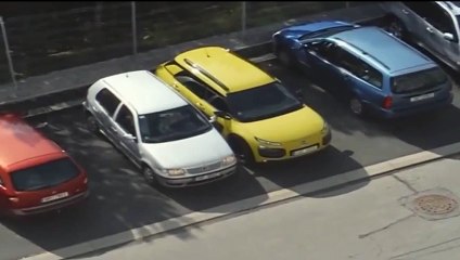 女駕駛倒車入庫卡住門　爬副座脫困後踹臨車洩恨