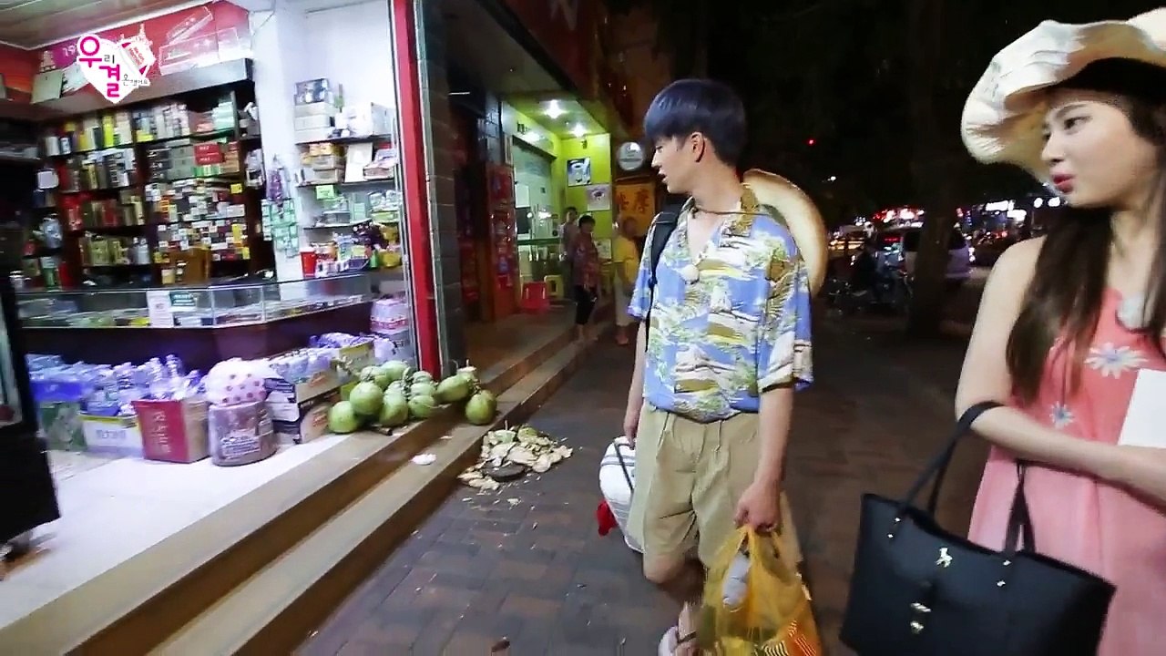 [160111] withMBC Twitter - [미방분] 원숭이섬에 놀러간 #성재 #조이 쀼! 원숭이들에게 먹이를 던져주는데.. 왜 먹지를 못하니..