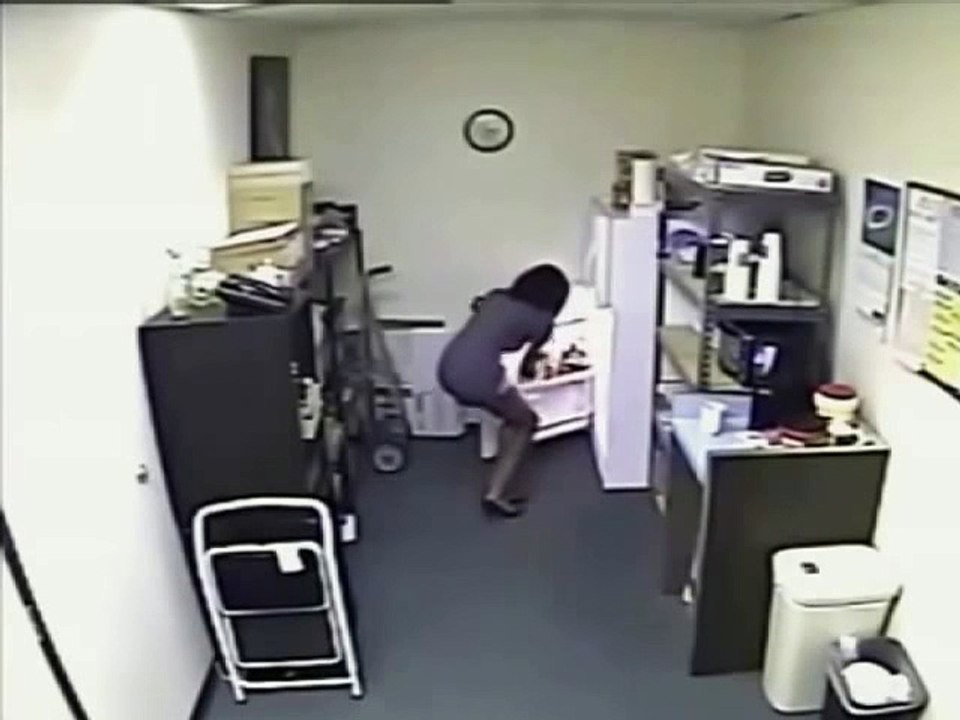 茶水間惡搞 女擠奶混充牛奶
