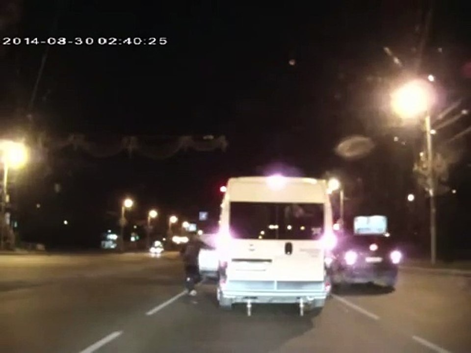 逼車悲歌 慘遭海綿寶寶、米老鼠圍毆