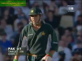 Shahid Afridi HIT IN THE HEAD + Blazing Cameo 18(9) vs. Australia 99_00