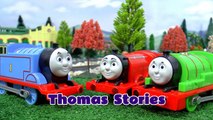 Thomas et ses Amis les Jouets des Histoires de plaisanteries de la Course des Accidents et des Sauvetages | Disney Cars et Avengers