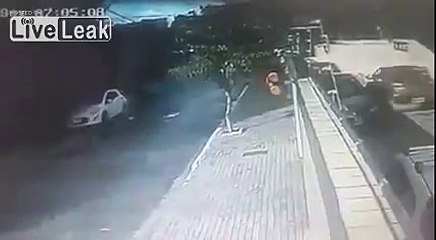 driver hits the women on road but suddenly girl safed