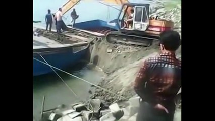 Как мужики эксквататор на лодку загружали