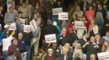 Donald Trump başörtülü kadını salondan kovdu