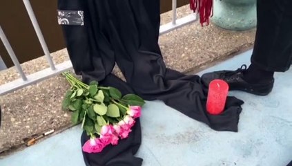 Bloemen en kaarsje voor Bowie bij Groninger Museum - RTV Noord
