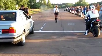 Course voiture contre moto : un démarrage raté...