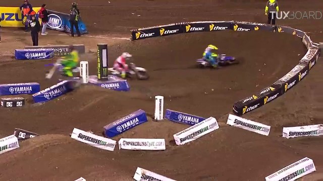 Deux motards se battent en pleine course de motocross