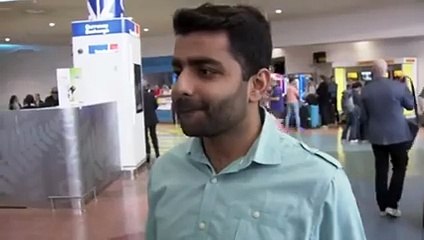 نیوزی لینڈ . سلفی کنگ اور بوم بوم کھانا تو کھایا لیکن پیسے ( کرنسی ) نہیں . بل فین نے ادا کیا